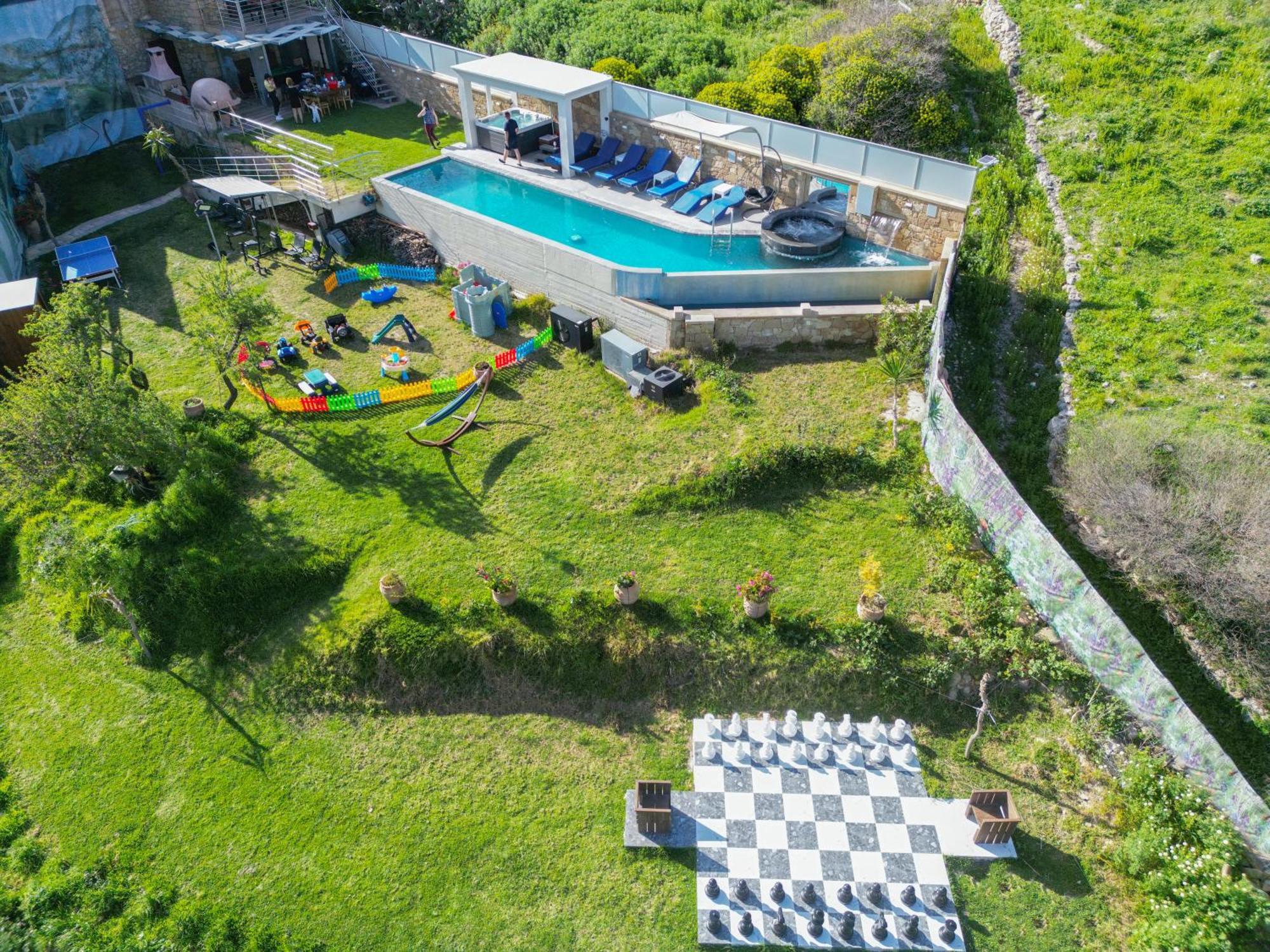 Heated Private Ozone Salt Pool, Jacuzzi, Cinema Inside & Outside, Ping Pong, Billiard, Ps5, Playground, Giant Chess, Giant Monopoly, Table Football, 3X Surround Sound - Villa Rokka Luxe Kissamos Bagian luar foto