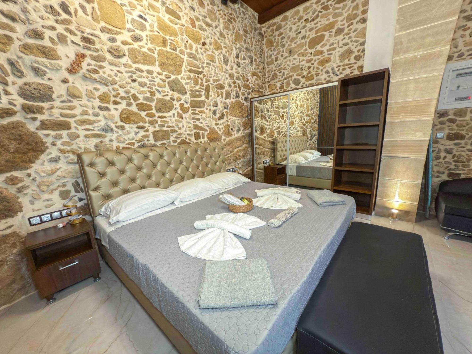 Heated Private Ozone Salt Pool, Jacuzzi, Cinema Inside & Outside, Ping Pong, Billiard, Ps5, Playground, Giant Chess, Giant Monopoly, Table Football, 3X Surround Sound - Villa Rokka Luxe Kissamos Bagian luar foto